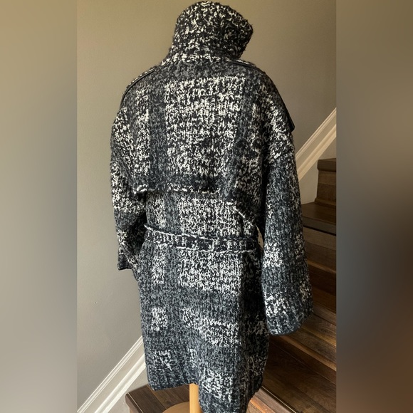 Beautiful Authentic Burberry Coat Size Large - Picture 5 of 15